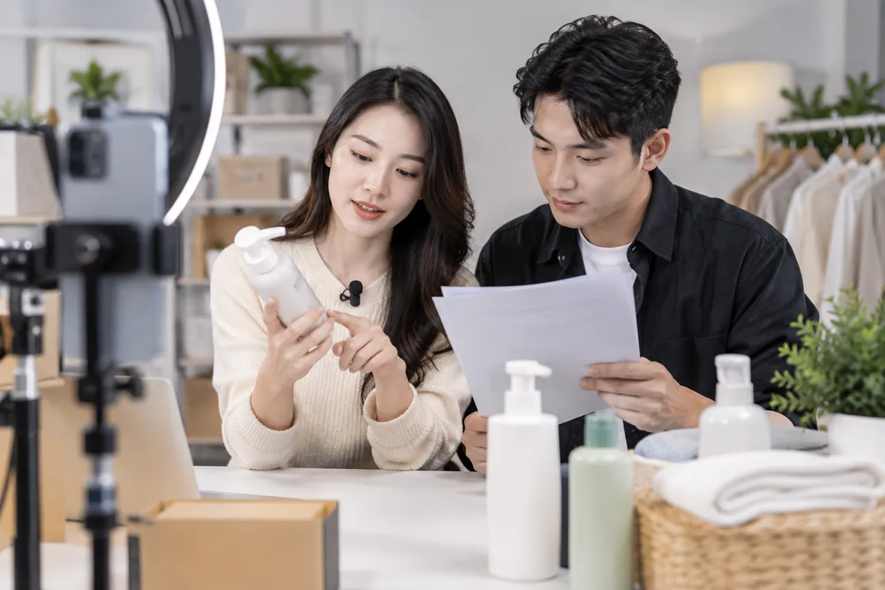直播商品信息核对（AI示意配图，非事件现场）